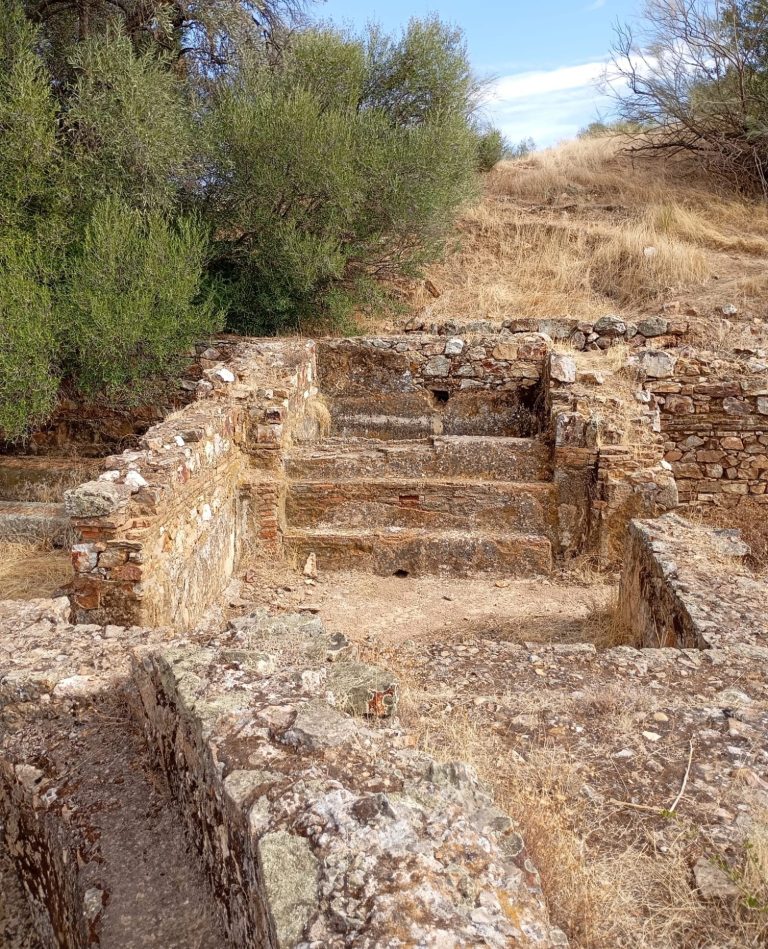Arracada de oro, con cabeza de toro y creciente lunar (siglo IV a.C.),
procedente de una de las necrópolis del oppidum de Lacimurga
